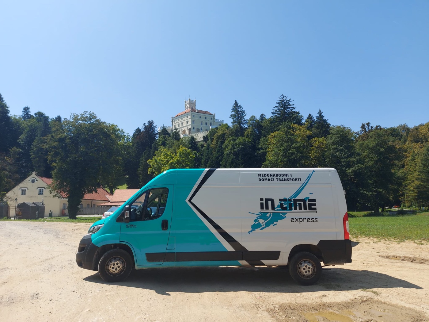 Staro IN TIME dostavno vozilo ispred dvorca Trakošćan